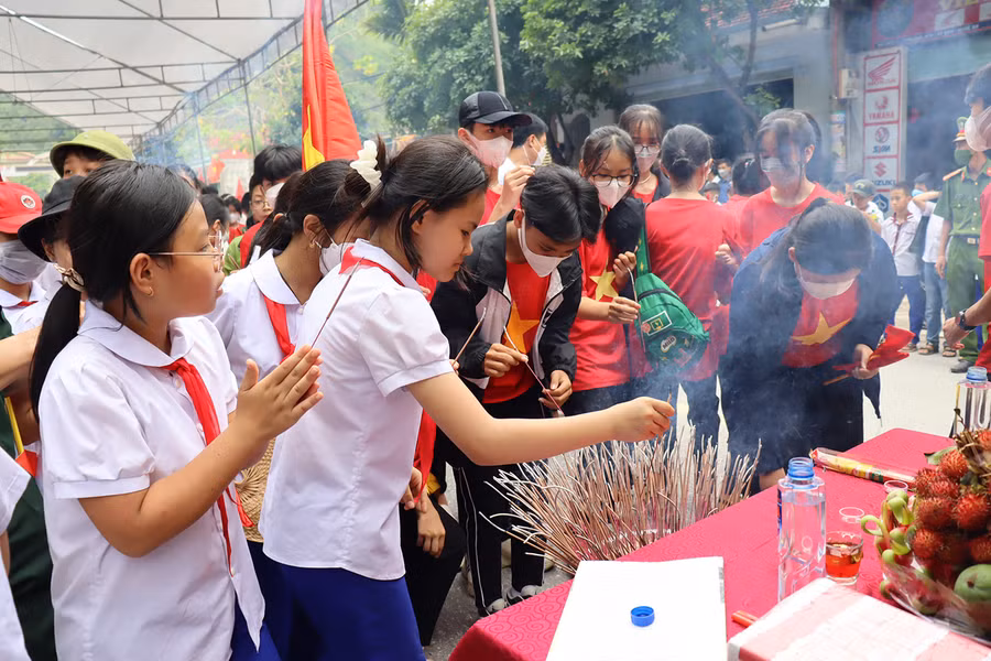 Học sinh Trường THCS thị trấn Mường Xén (huyện Kỳ Sơn) dâng hương tưởng niệm các anh hùng liệt sỹ hy sinh tại nước bạn Lào.