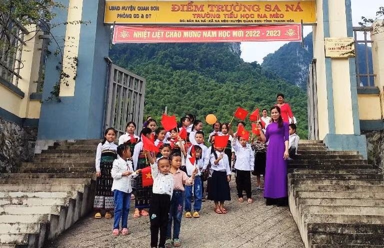 Cô và trò điểm trường Sa Ná - Trường Tiểu học Na Mèo, huyện Quan Sơn (Thanh Hóa) trong ngày Khai giảng năm học mới 2022-2023.
