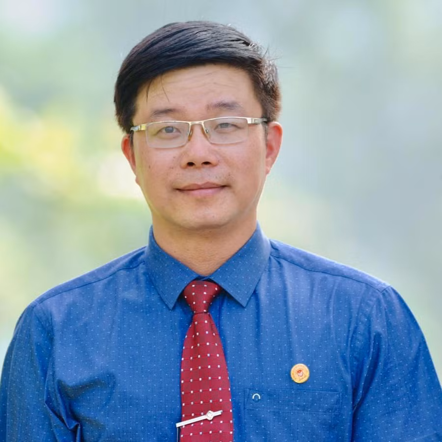 Thầy Hiệu trưởng Nguyễn Minh Quý.