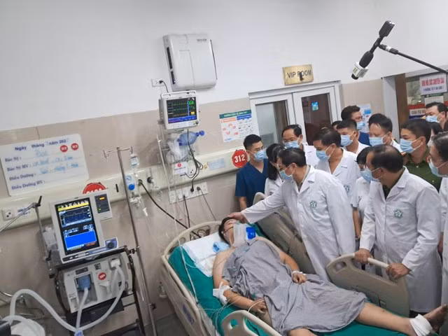 Thủ tướng tới Bệnh viện Bạch Mai, kiểm tra công tác cứu chữa những người gặp nạn, động viên các y bác sĩ đang làm nhiệm vụ này. (Ảnh: VGP)