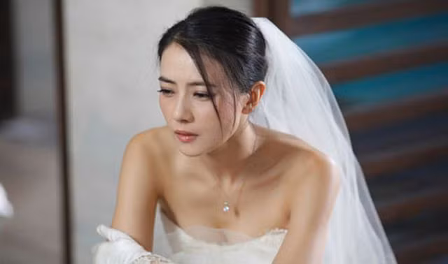 Mặc váy cưới vào phòng tân hôn, tái mặt khi thấy bức ảnh to tướng anh treo trên đầu giường-3
