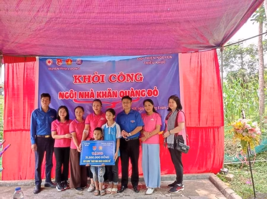 Chia sẻ khó khăn với em Ma Triệu Nhật Linh các cơ quan, đơn vị, nhà hảo tâm đã hỗ trợ kinh phí để xây dựng ngôi nhà mới
