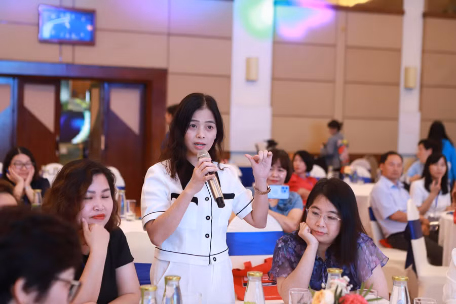 Các đại biểu cùng trao đổi những thắc mắc tại buổi thảo luận với các chuyên gia.