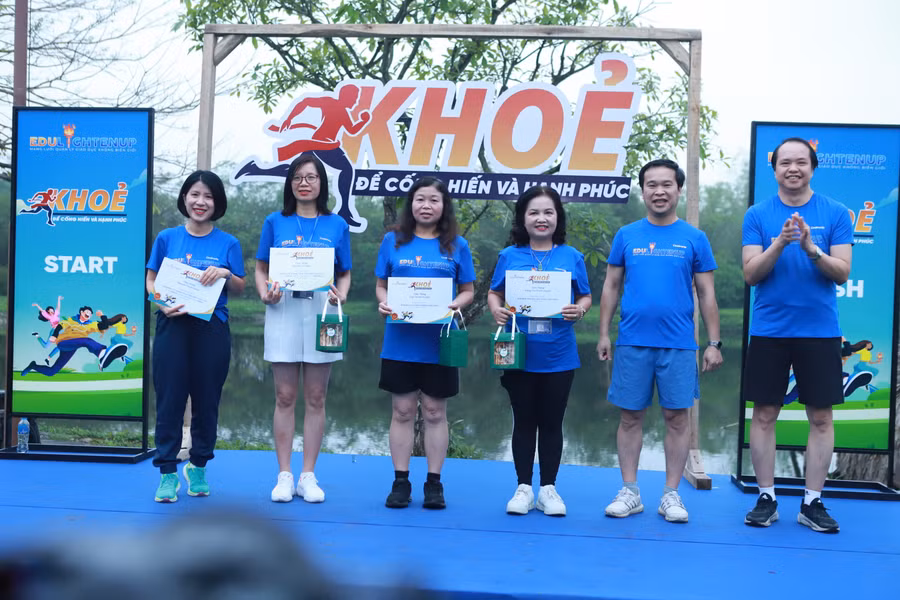 Ban tổ chức trao giải ở các hạng mục khác nhau của giải.