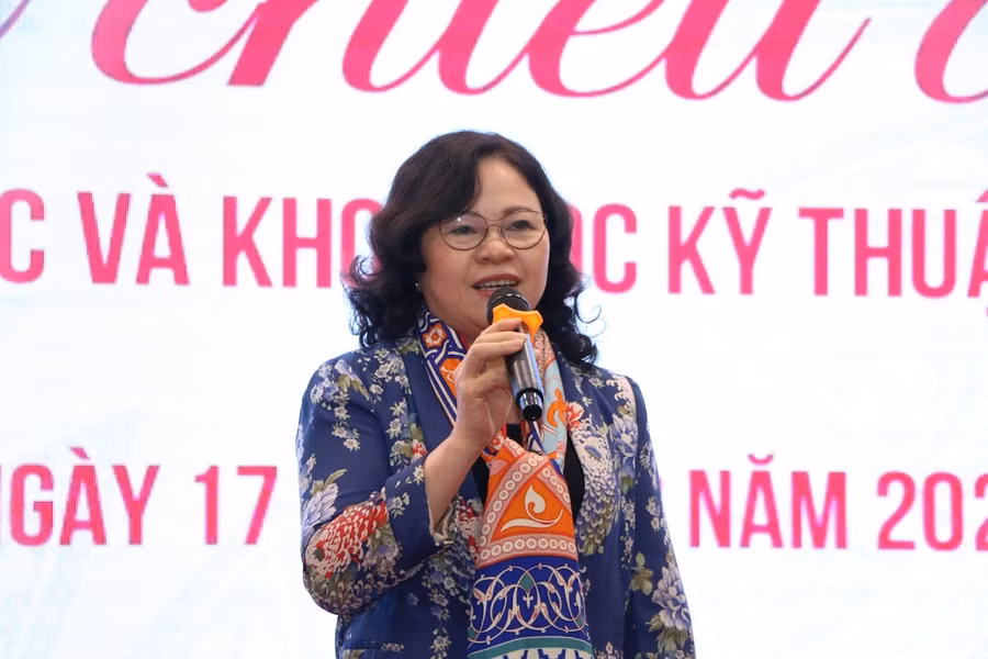 Thứ trưởng Bộ GD&amp;ĐT Ngô Thị Minh gửi lời chúc mừng tới các thầy cô giáo và học sinh tại buổi gặp.