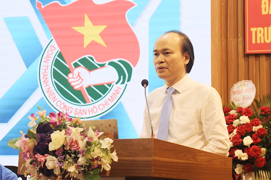 PGS.TS Nguyễn Tiến Dũng, Bí thư Đảng uỷ, Hiệu trưởng trường Đại học y - Dược phát biểu chỉ đạo tại Đại hội. PGS.TS Nguyễn Tiến Dũng, Bí thư Đảng uỷ, Hiệu trưởng trường Đại học y - Dược phát biểu chỉ đạo tại Đại hội.
