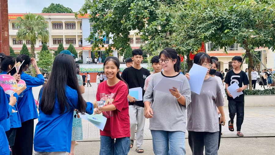 Các thí sinh bày tỏ niềm vui khi đã hoàn thành xong kỳ thi.