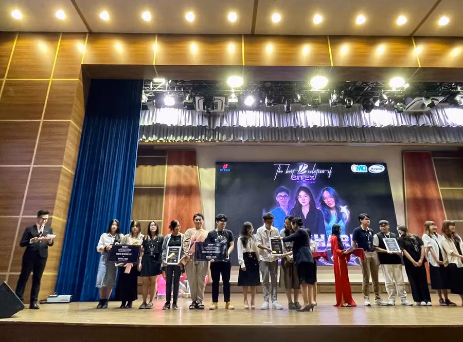 Đại diện BITEX trao giải cho 3 đội thi xuất sắc hạng mục Second Chance với đề thi BITEX.