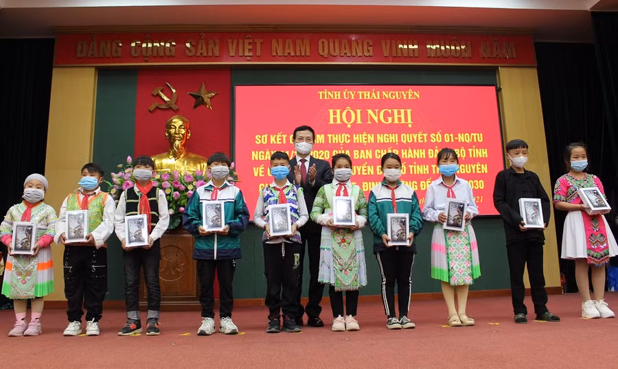 Bộ trưởng Bộ Thông tin và Truyền thông trao thiết bị học tập cho học sinh có hoàn cảnh khó khăn tại Thái Nguyên