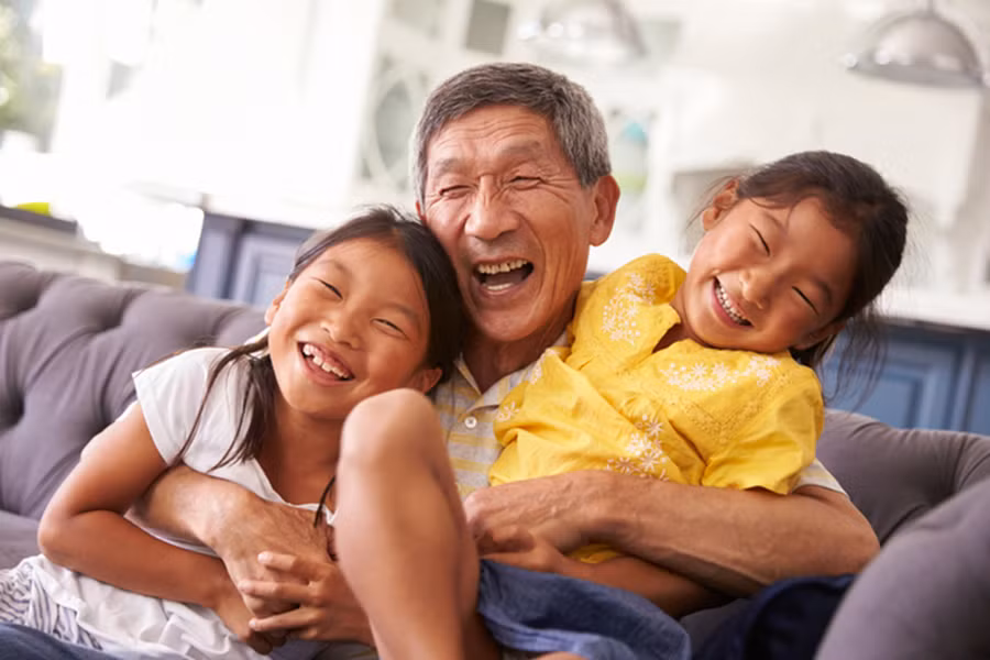 Hãy cố gắng tận hưởng thời gian rảnh rỗi với con cháu. (Ảnh: ITN). Hãy cố gắng tận hưởng thời gian rảnh rỗi với con cháu. (Ảnh: ITN).