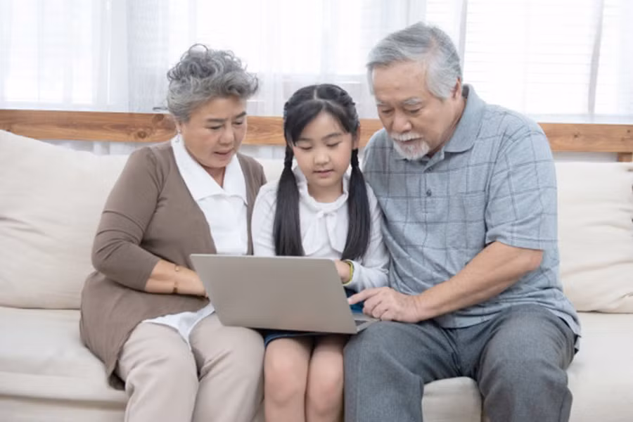 Nếu bạn quan tâm đến điều gì đó mà cháu đam mê, chẳng hạn như trò chơi điện tử hoặc một bộ sách thiếu nhi, chúng cũng sẽ vui vẻ chia sẻ lĩnh vực kiến thức đặc biệt của mình. (Ảnh: ITN). Nếu bạn quan tâm đến điều gì đó mà cháu đam mê, chẳng hạn như trò chơi điện tử hoặc một bộ sách thiếu nhi, chúng cũng sẽ vui vẻ chia sẻ lĩnh vực kiến thức đặc biệt của mình. (Ảnh: ITN).