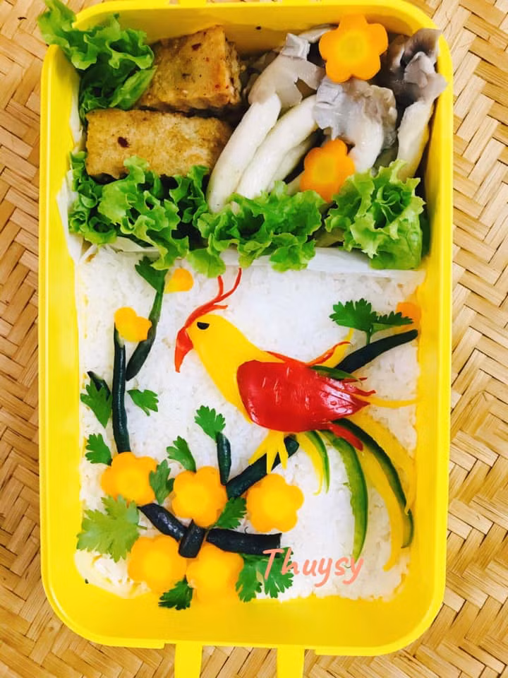 Nhìn ảnh những hộp cơm trưa do chị Thuy Sy chuẩn bị, dù chẳng được ăn nhưng dân mạng đều vô cùng thích thú vì quá đỗi đẹp mắt như một bức tranh sống động lại đầy đủ dinh dưỡng.