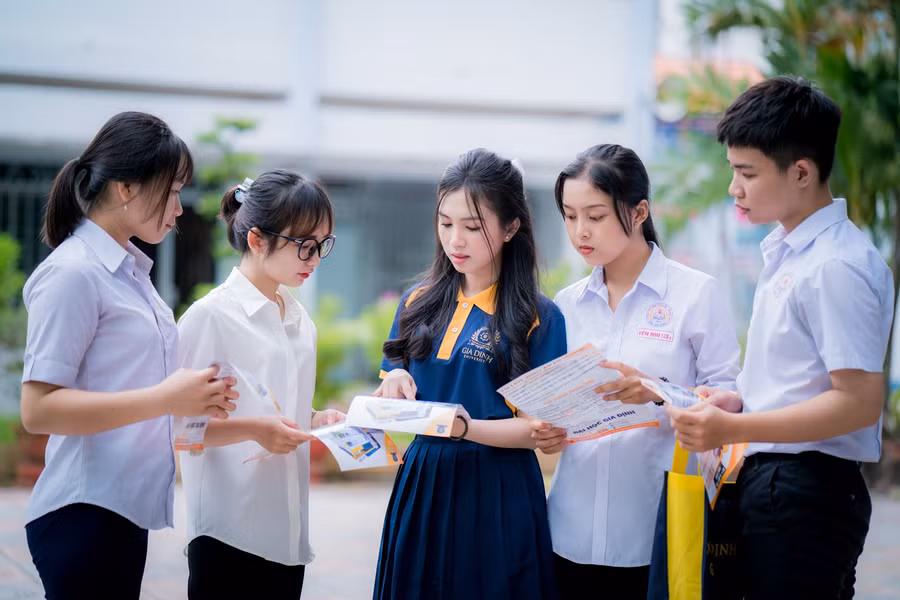 Học sinh THPT tìm hiểu về hình thức xét tuyển học bạ vào GDU