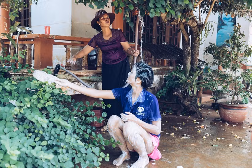 H"Hen Niê chia sẻ, lúc nhỏ cô rất thích được mẹ tắm cho, sau này lớn lên không còn dịp được nũng nịu với mẹ như thế này nữa. Vì thế cô đã “năn nỉ” mẹ cho mình một lần được sống lại cảm giác xưa. H"Hen Niê chia sẻ, lúc nhỏ cô rất thích được mẹ tắm cho, sau này lớn lên không còn dịp được nũng nịu với mẹ như thế này nữa. Vì thế cô đã “năn nỉ” mẹ cho mình một lần được sống lại cảm giác xưa.