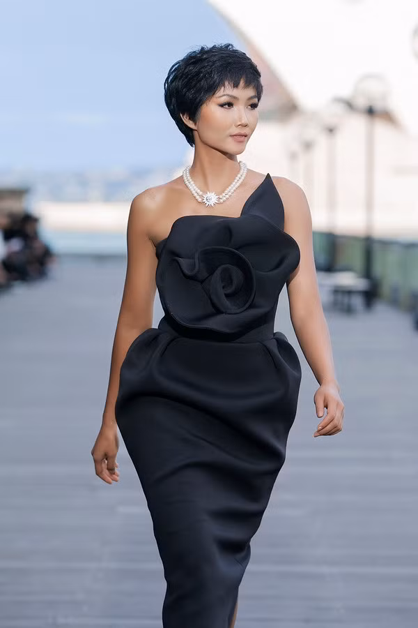 Màu da nâu bóng khoẻ khoắn của người đẹp kết hợp với sắc đen của trang phục và trang sức ngọc trai sang trọng tạo nên một tổng thể vô cùng bắt mắt. Màu da nâu bóng khoẻ khoắn của người đẹp kết hợp với sắc đen của trang phục và trang sức ngọc trai sang trọng tạo nên một tổng thể vô cùng bắt mắt.