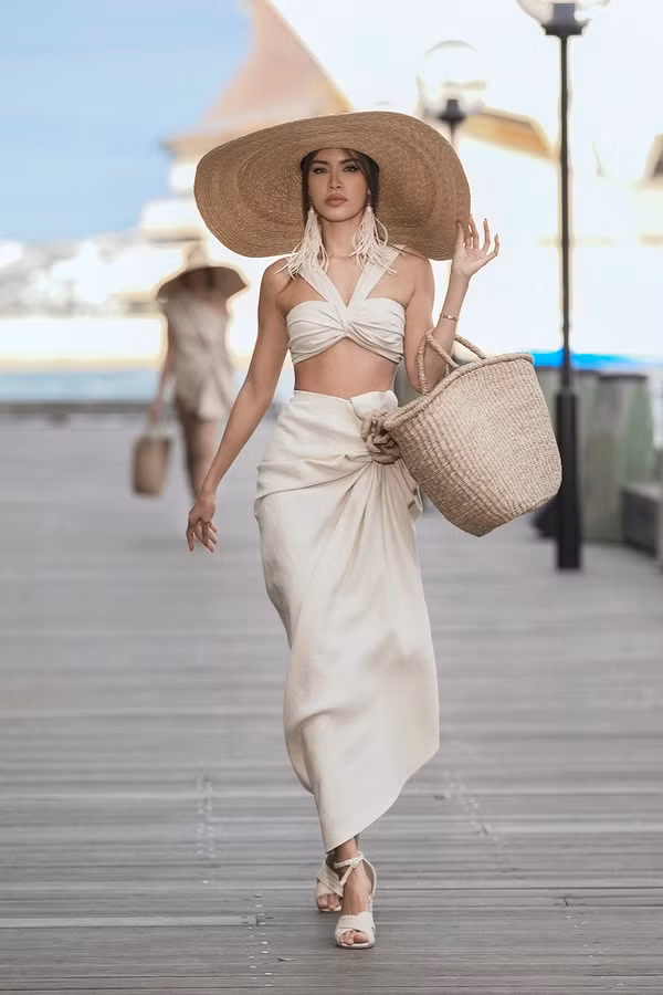 Thiết kế mang cảm hứng của thời trang Xuân Hè miền nhiệt đới nhưng khi đặt vào bối cảnh mùa thu lãng mạn của nước Úc cũng tạo nên sự hòa hợp thú vị. Thiết kế mang cảm hứng của thời trang Xuân Hè miền nhiệt đới nhưng khi đặt vào bối cảnh mùa thu lãng mạn của nước Úc cũng tạo nên sự hòa hợp thú vị.