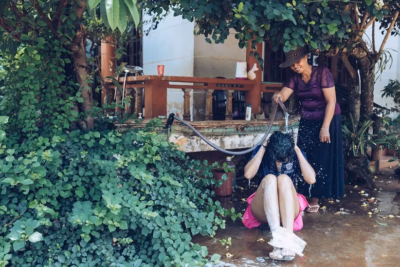 Cô liên tục cười vui và nghịch ngợm dưới dòng nước. Cô liên tục cười vui và nghịch ngợm dưới dòng nước.