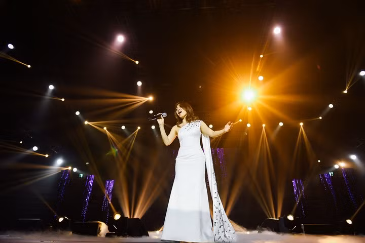 Bộ đầm dạ hội màu trắng thướt tha của NTK Công Trí khiến “hoạ mi tóc nâu” lộng lẫy như nữ thần.