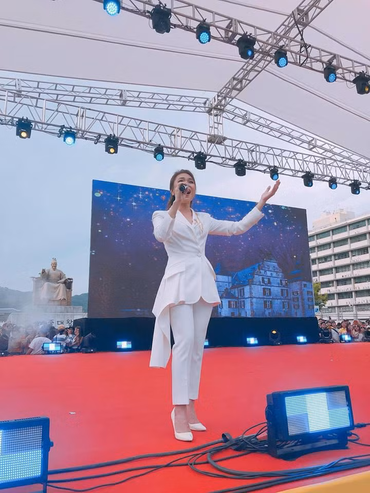 Việc phối với giày cao cùng tông còn giúp cô ăn gian được chiều cao một cách vô cùng hiệu quả.