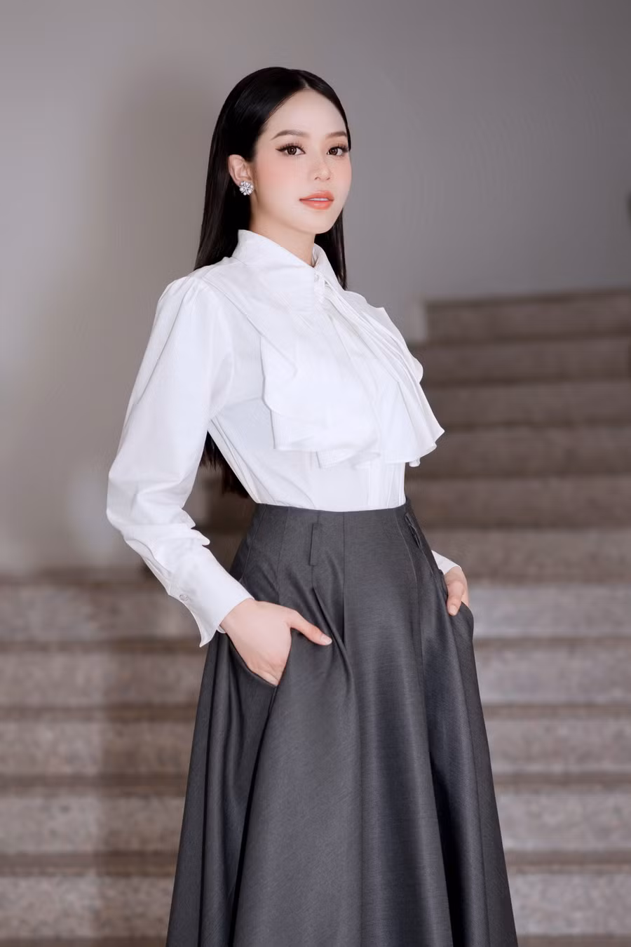 Nổi bật là gương mặt khả ái cùng tính cách thân thiện, nàng hậu được nhiều giảng viên yêu mến.