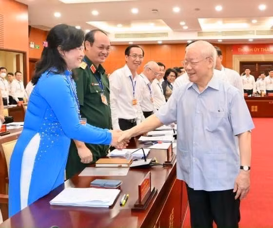 Tổng Bí thư Nguyễn Phú Trọng thăm hỏi cán bộ tại buổi làm việc. (Ảnh: SGGP) Tổng Bí thư Nguyễn Phú Trọng thăm hỏi cán bộ tại buổi làm việc. (Ảnh: SGGP)