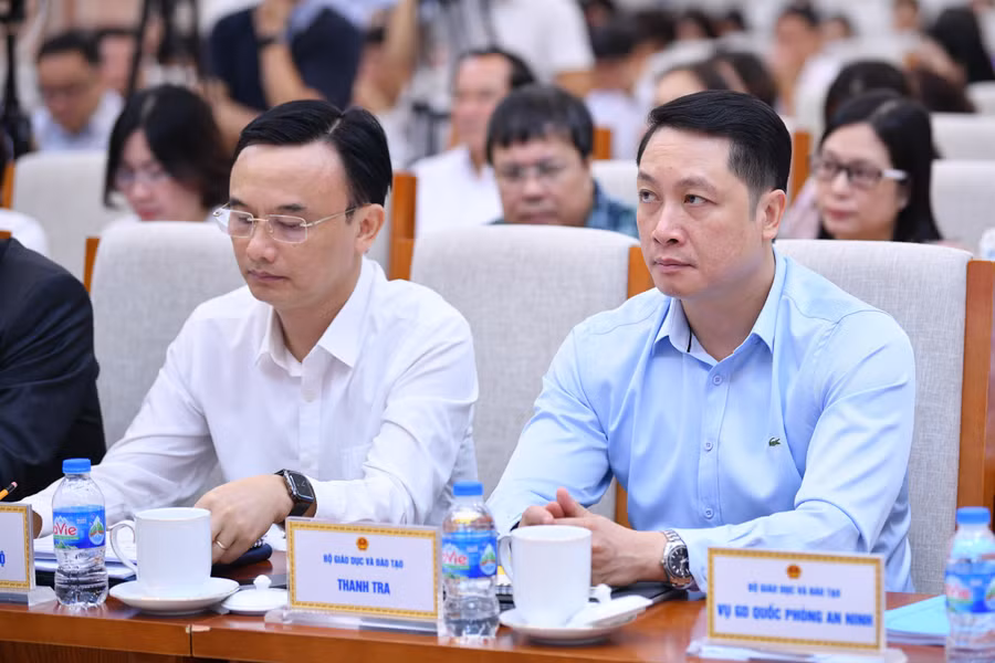Các đại biểu tham dự buổi gặp gỡ trực tiếp tại điểm cầu Bộ GD&amp;ĐT sáng 15/8.