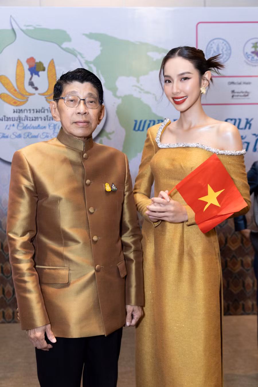 Thùy Tiên chụp ảnh lãnh đạo đạo cấp cao Thái Lan.