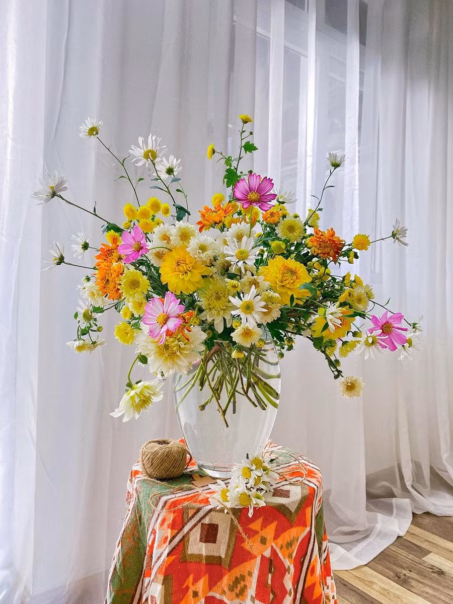 Bình hoa rộn ràng sắc xuân, mix giữa thược dược và nhiều loại hoa khác.