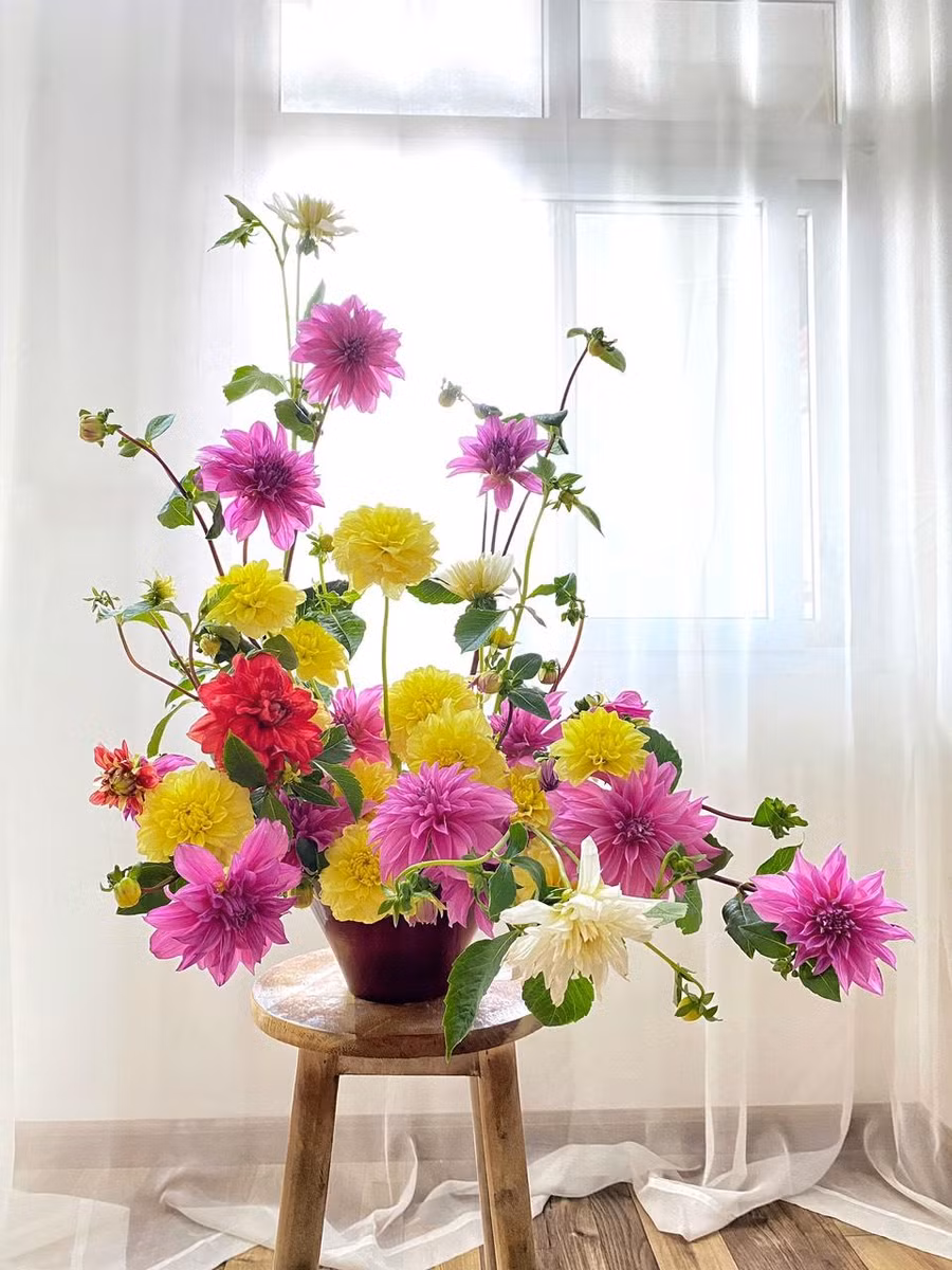 Bình hoa thược dược đẹp để bàn.