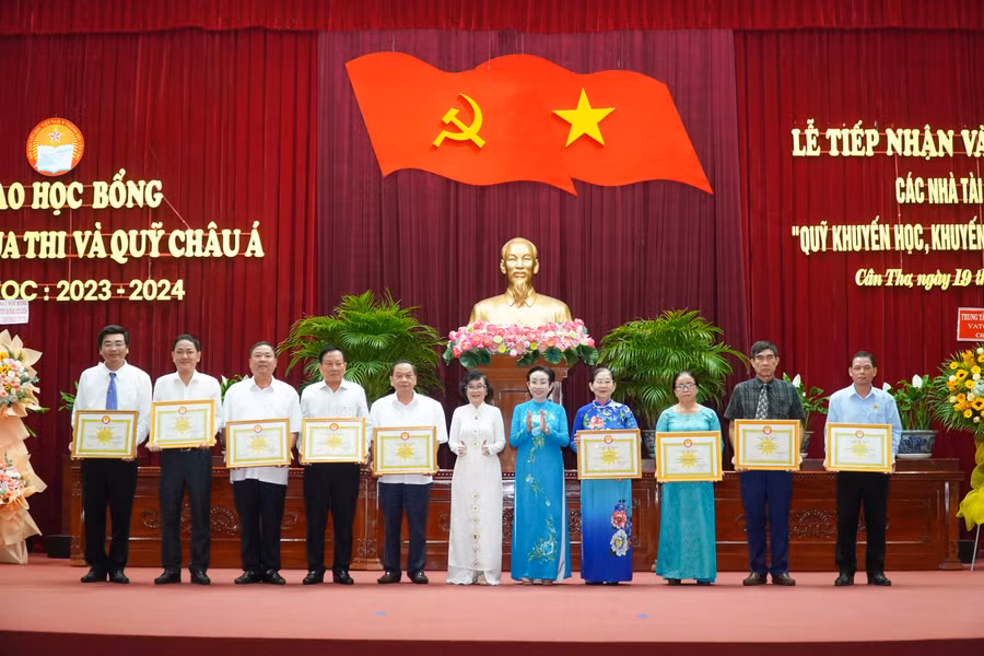 PGS.TS Trương Thị Hiền, Phó Chủ tịch Trung ương Hội Khuyến học Việt Nam trao tặng Bằng khen cho các tổ chức, cá nhân tài trợ đóng góp cho quỹ khuyến học thành phố năm 2023. PGS.TS Trương Thị Hiền, Phó Chủ tịch Trung ương Hội Khuyến học Việt Nam trao tặng Bằng khen cho các tổ chức, cá nhân tài trợ đóng góp cho quỹ khuyến học thành phố năm 2023.
