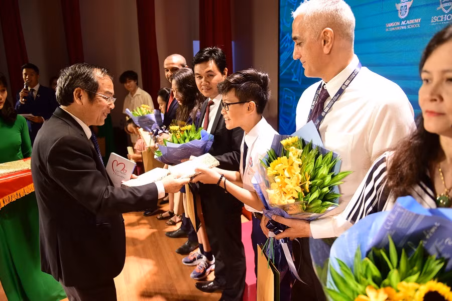 TS. Đỗ Mạnh Cường-Phó Tổng Giám đốc NHG tặng sách cho học sinh và giáo viên của NHG
