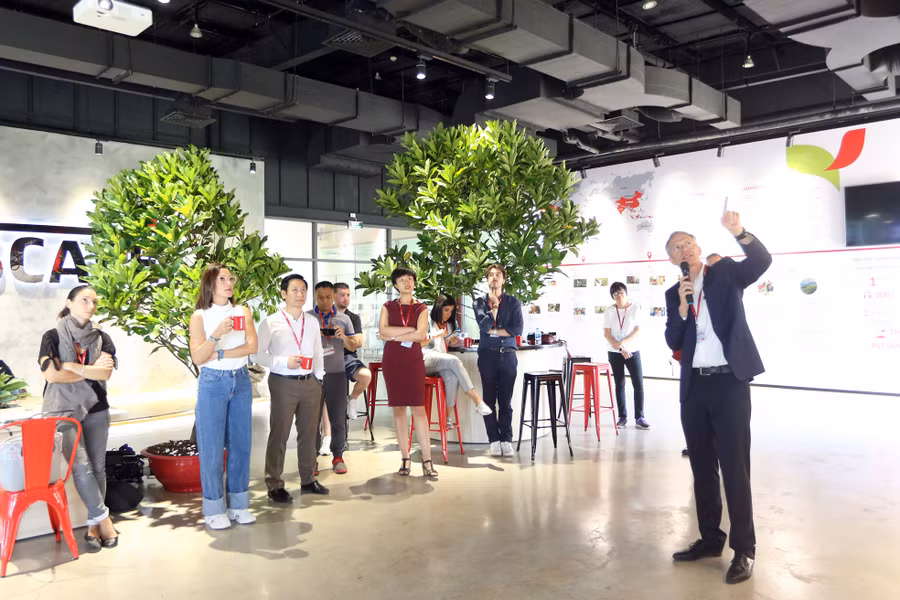 Đoàn phóng viên quốc tế thăm quan Trung tâm Thông tin NESCAFÉ vừa được đưa vào hoạt động tại nhà máy Nestlé Trị An, tỉnh Đồng Nai