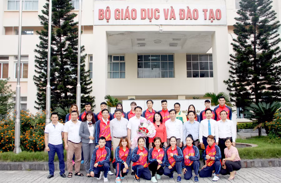 Thứ trưởng Nguyễn Thị Nghĩa, lãnh đạo đoàn cùng các VĐV chụp ảnh lưu niệm