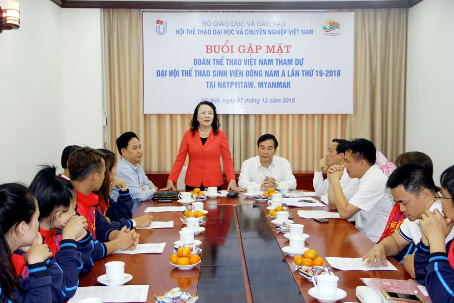 Thứ trưởng Bộ GD&ĐT - Chủ tịch Hội thể thao Đại học và Chuyên nghiệp Việt Nam Nguyễn Thị Nghĩa phát biểu tại buổi gặp mặt