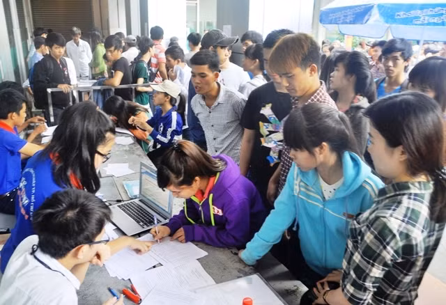 Thí sinh xét tuyển vào Đại học Kinh tế TPHCM 