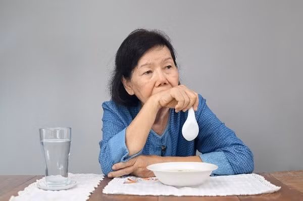 Cách đơn giản khắc phục người già chán ăn ảnh 2 5 nguyen nhan khien nguoi gia chan an va cach khac phuc don gian - 3