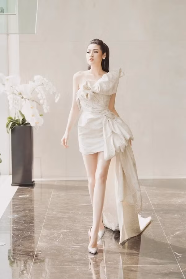 Top những trang phục thảm đỏ đẹp nhất của sao Việt năm 2019