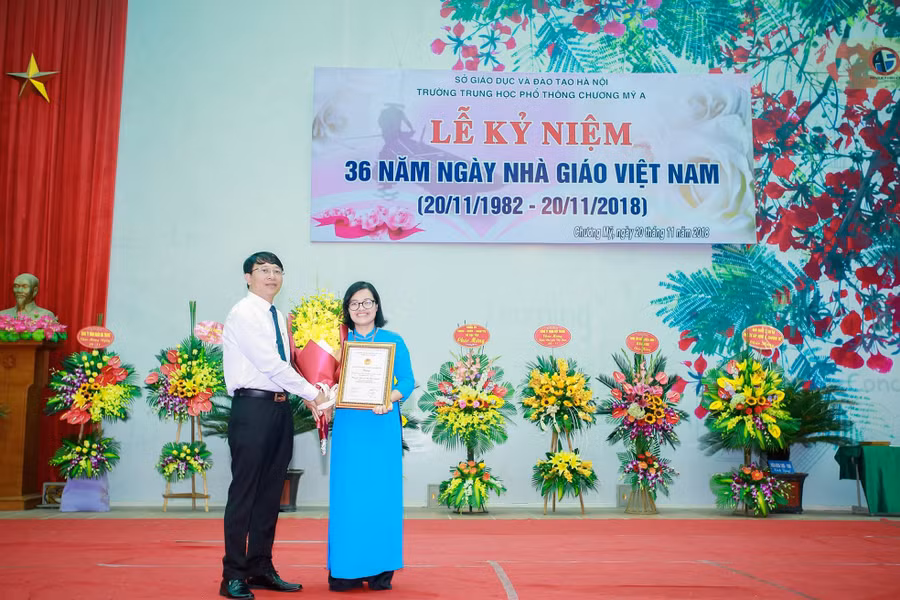 Cô Nguyễn Thị Minh Nguyệt được vinh danh là “Nhà giáo Hà Nội tâm huyết sáng tạo” dịp 20/11/2018. Ảnh: Nhân vật cung cấp