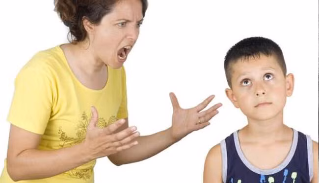 6 hành động phá hỏng tuổi thơ của con