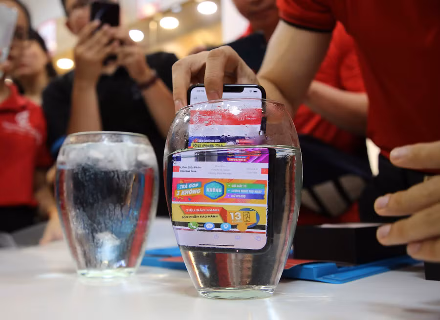 Việc "mổ" iPhone 11 sẽ khiến chiếc điện thoại này bớt “sốt”.