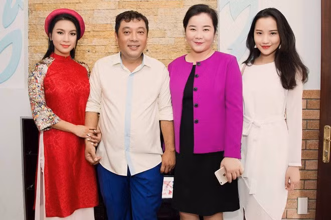 Những cặp mẹ con xinh đẹp nổi tiếng, giàu có và học thức khiến bao người ước ao ảnh 36
