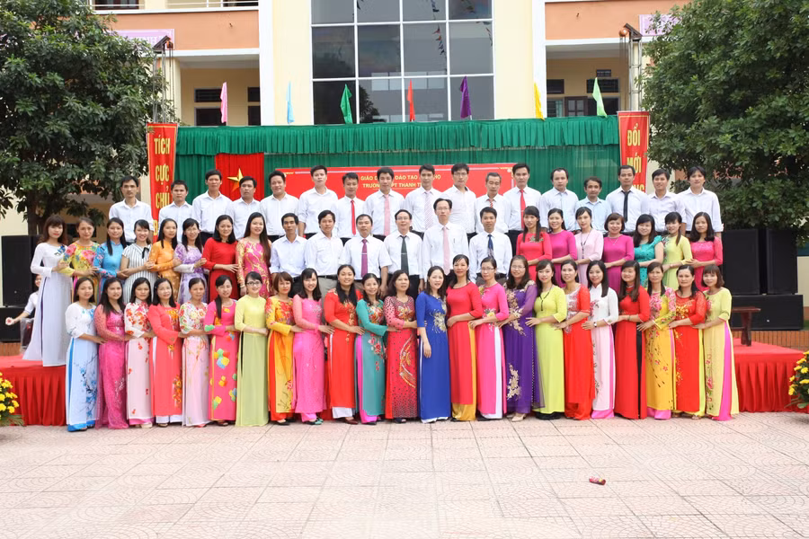 Tập thể cán bộ giáo viên Trường THPT Thanh Thủy - Phú Thọ