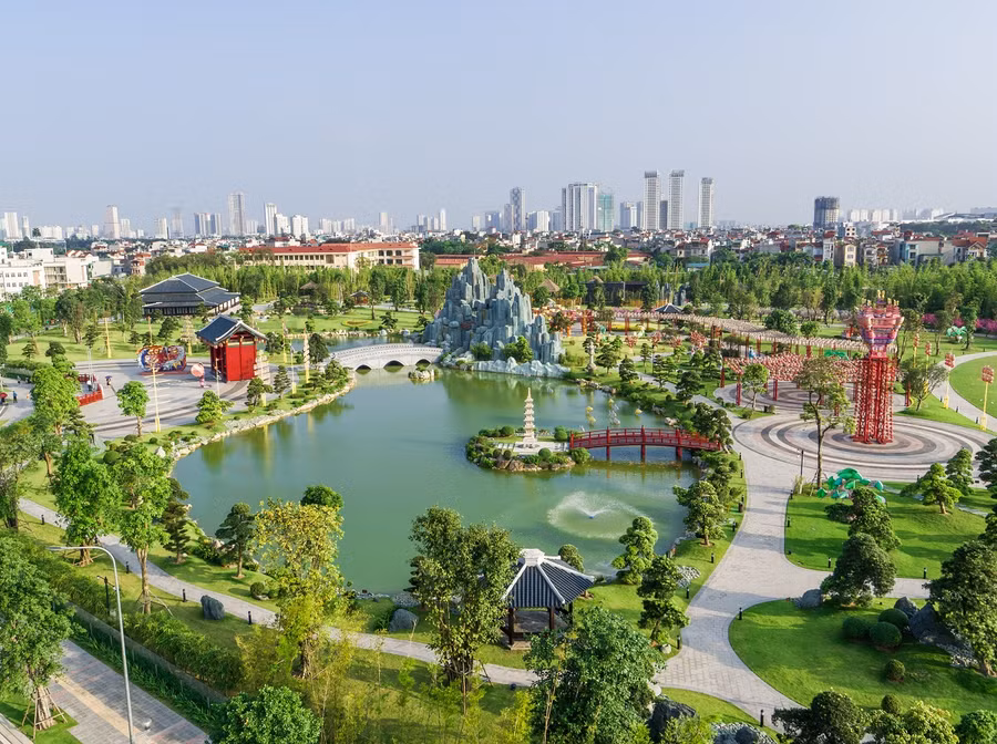 Đại đô thị Vinhomes Smart City tọa tạc tại tâm điểm vàng của trung tâm hành chính mới phía Tây, kế cận hơn 30 trường đại học hàng đầu đang là dự án được nhiều bậc phụ huynh lựa chọn mua nhà cho con học đại học tại Hà Nội.