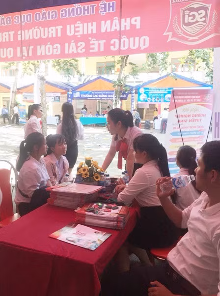Học sinh đang tìm hiểu thông tin, nhiều ngành học mới của Trường Trung cấp Quốc tế Sài Gòn tại ngày hội