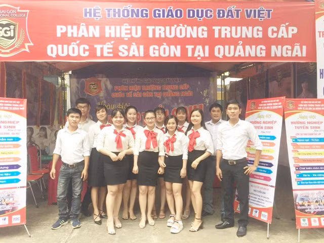 Ngày hội đã thu hút nhiều trường ngoài tỉnh tham gia. Trong ảnh là cán bộ, chuyên viên phòng tuyển sinh phân hiệu Trường trung cấp Quốc tế Sài Gòn tại Quảng Ngãi