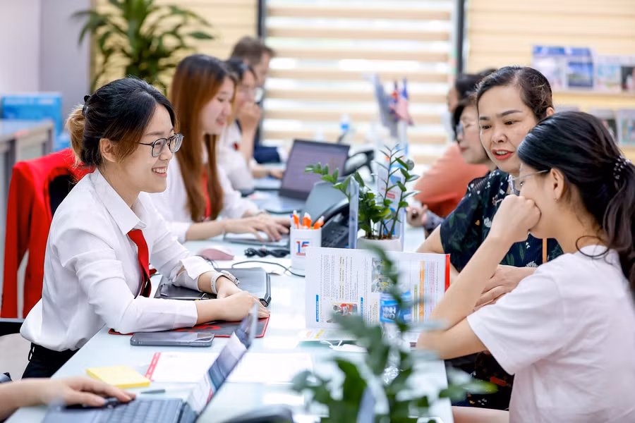 Thí sinh nộp hồ sơ vào UEF