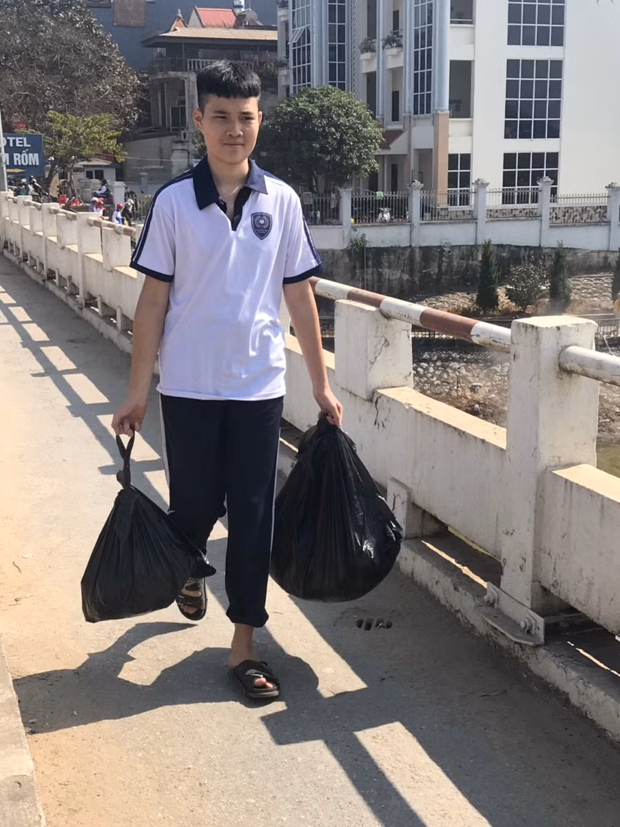 Sau quá trình tuyên truyền, các em tập trung thu gom rác thải do người dân xả thải bừa bãi