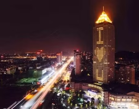 Thông điệp tình yêu được ông Dewei gửi đến vợ mình, hiển thị bên ngoài bề mặt của tòa nhà cao tầng