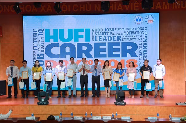 Ông Nguyễn Xuân Hoàn- Phó hiệu trưởng HUFI gửi thư cảm ơn đại diện Doanh nghiệp tham gia ngày hội tuyển dụng