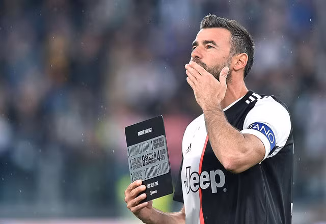Juventus đón cúp vô địch Serie A, Ronaldo ăn mừng bên mẹ và bạn gái ảnh 12 Trung vệ 38 tuổi Andrea Barzagli nhận quà tri ân từ BLĐ Juventus bởi sau khi mùa giải 2018/19 hạ màn, anh sẽ giải nghệ